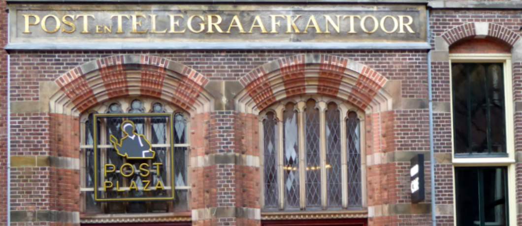 Postkantoor van rijksbouwmeester Peters in Leeuwaren nu hotel Post-Plaza