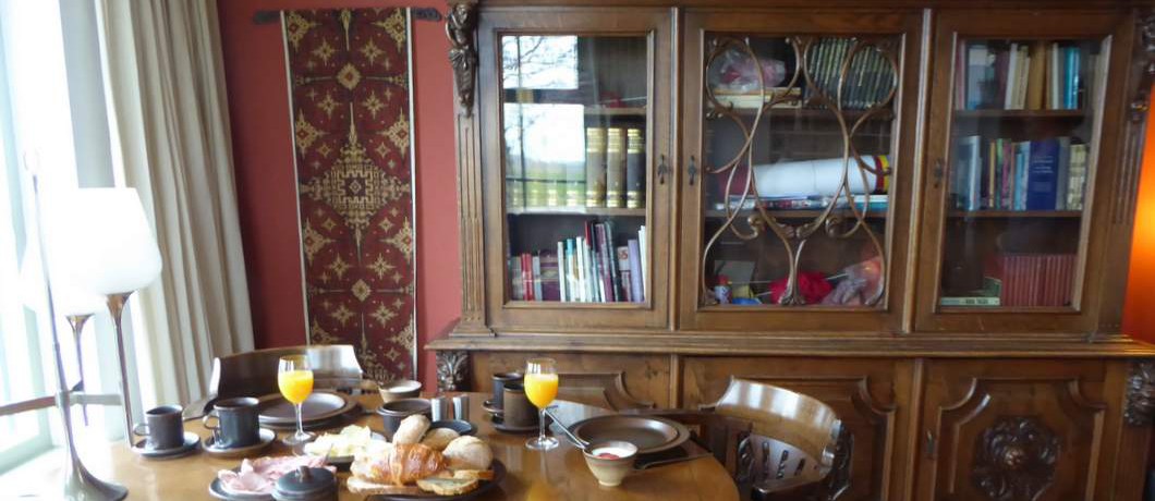 Ontbijten in de woonkamer van B&B Op de vlakte