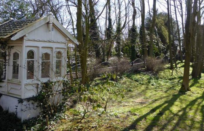 Het poortgebouw van de idyllische begraafplaats Huis te Vraag