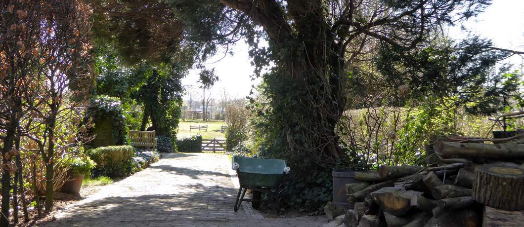 Uitzicht op de weilanden en de Schinkel vanaf Huis te Vraag