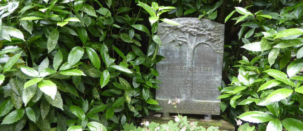 Gedenksteen voor David Mees in tuin Schoonoord