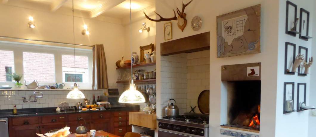 Keuken met haardvuur van B&B Bij Bakx