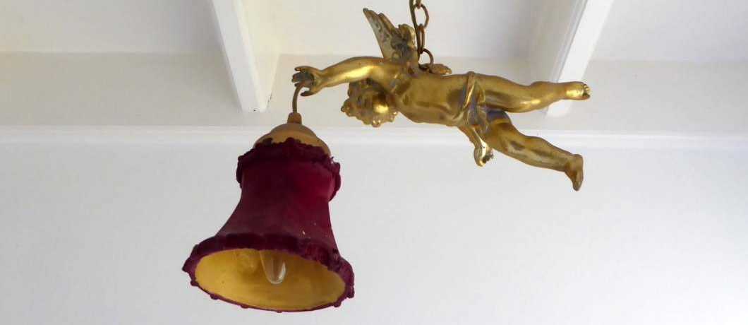 Lamp met engeltje bij B&B Bij Bakx