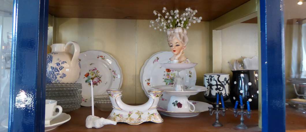 Servieskast in de keuken van B&B Bij Bakx