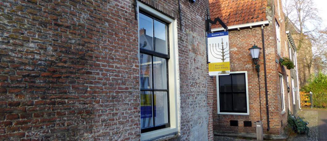 Buitenkant van Museum Sjoel Elburg