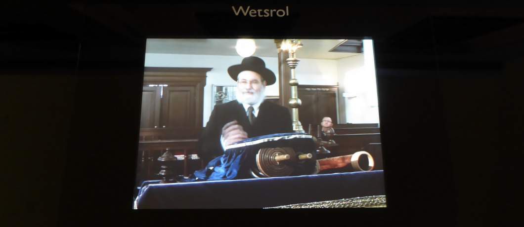 Uitleg over Joodse rituelen op de monitoren