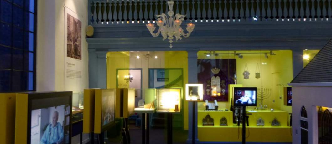 Schatten en objecten in vitrines