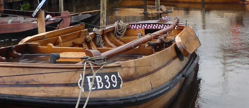Klassieke botter in de oude haven van Elburg.