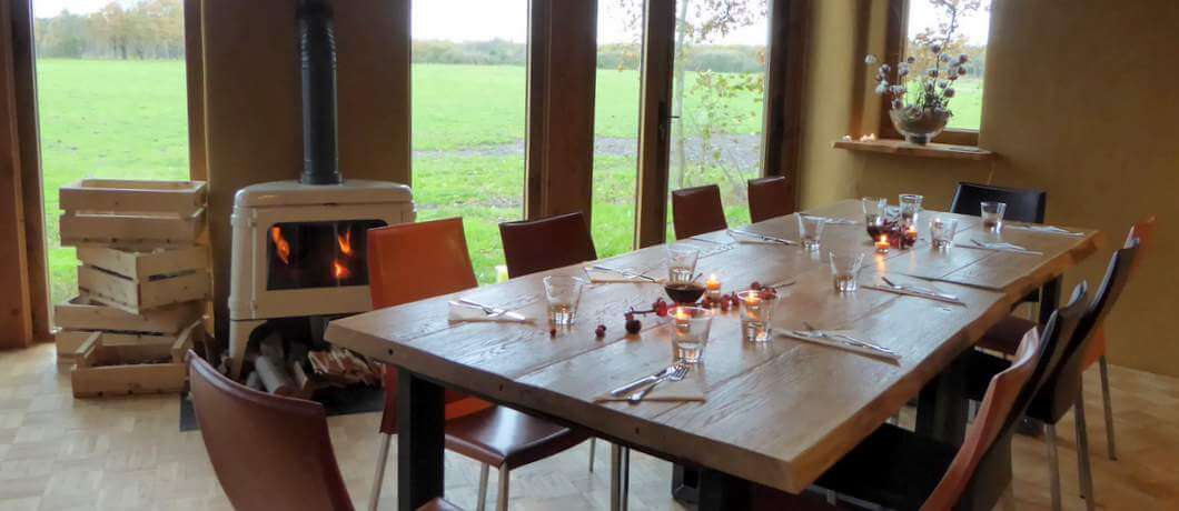 Lunchtafel met houtkachel bij Biotel Achterhoek (foto: Davides.nl)