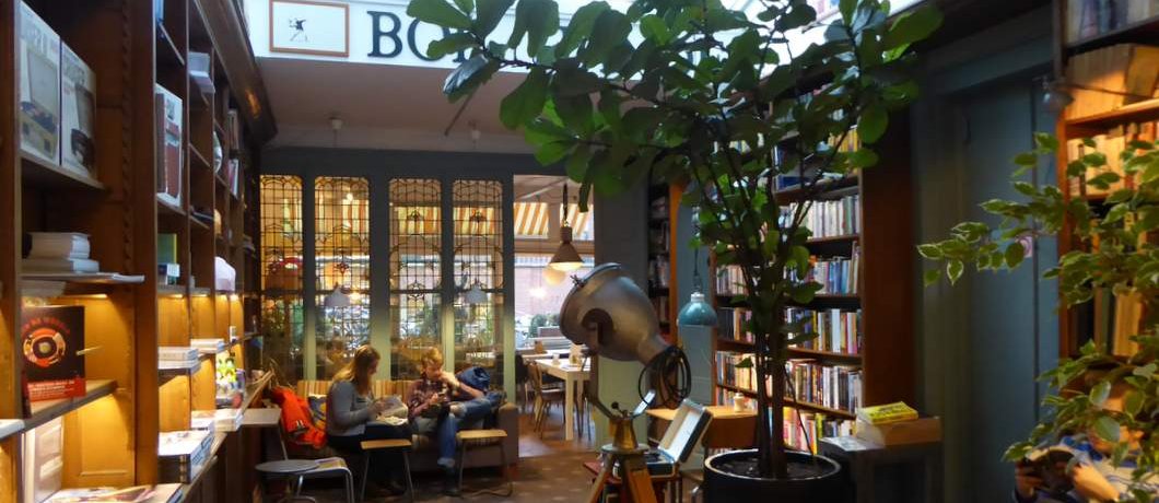 Boeken en planten in The Hague Bookstor.