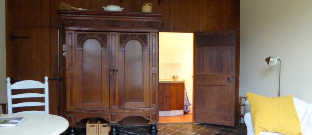 Interieur met enorme kast in Cornelia's Tuinhuis