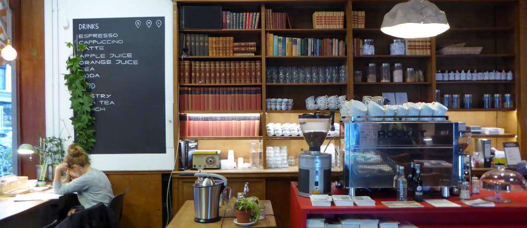 Boeken achter de koffiebar in The Hague Bookstor.
