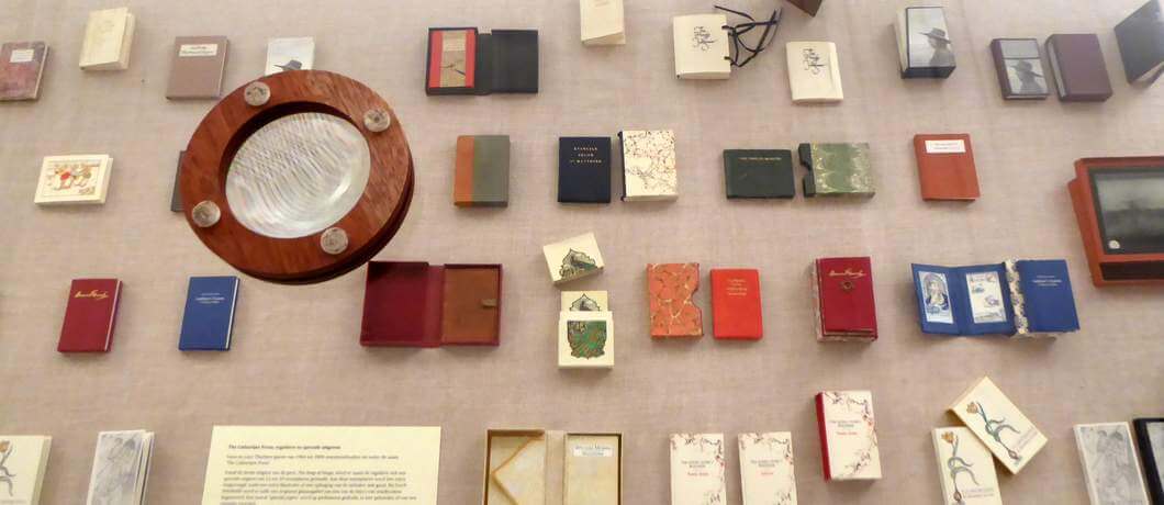 Minitatuurboeken en loepjes om de Bibliotheca Thurkowiana Minor goed te kunnen bekijken