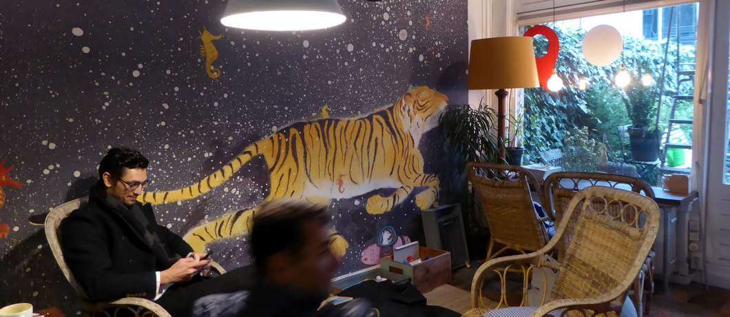 Ontspannen sfeer in de serre van The Hague Bookstor.