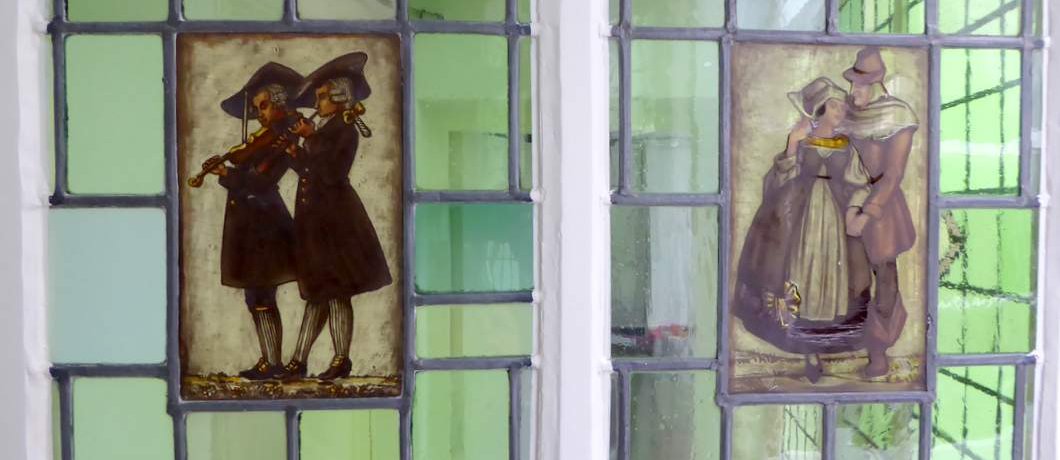 Glas-in-loodramen op de binnenplaats van Atelier Pauline