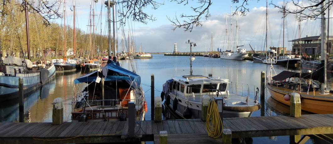 De haven met zijn vuurtoren tijdens de stadswandeling door Enkhuizen