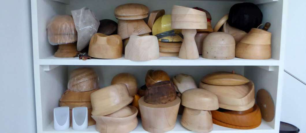 Een kast vol houten mallen in Binnenplaats Atelier Pauline in Maastricht