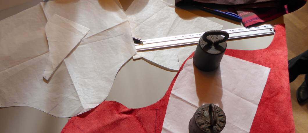 Uitgeknipte patronen van hoeden in Atelier Pauline