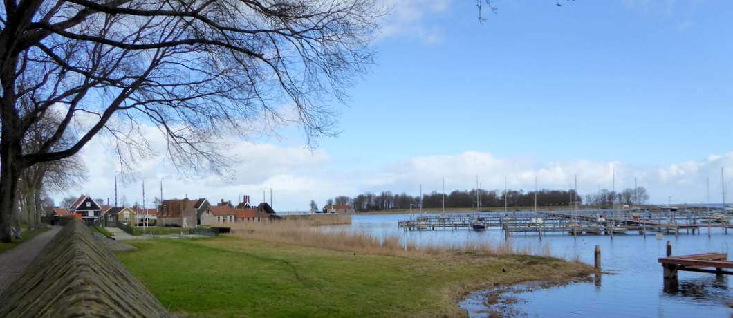 Uitzicht van de Zeemuur tijdens de stadswandeling door Enkhuizen