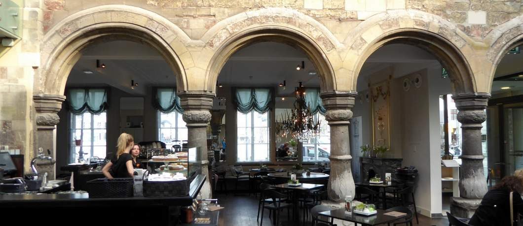 Cour met klassieke zuilen in Museum aan het Vrijthof