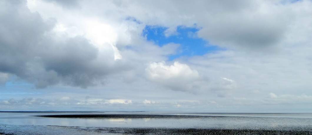 Droogvallend wad met wolken tijdens fietsen op Texel