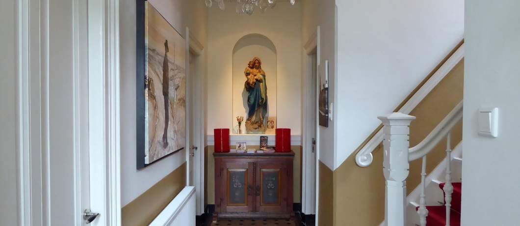 Mariabeeld in de hal van B&B Pastorie Marie op Texel