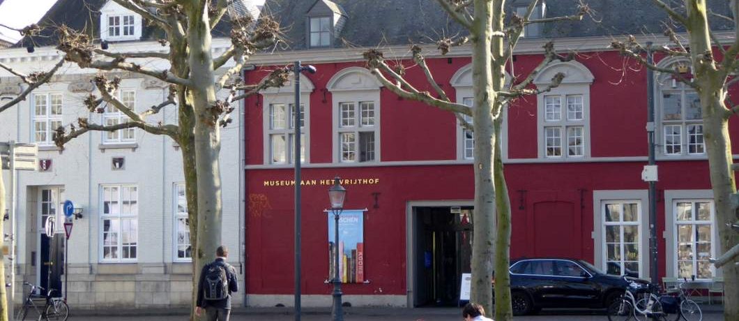 Het rode Museum aan het Vrijthof in Maastricht