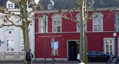 Het rode Museum aan het Vrijthof in Maastricht