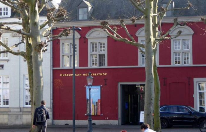 Het rode Museum aan het Vrijthof in Maastricht