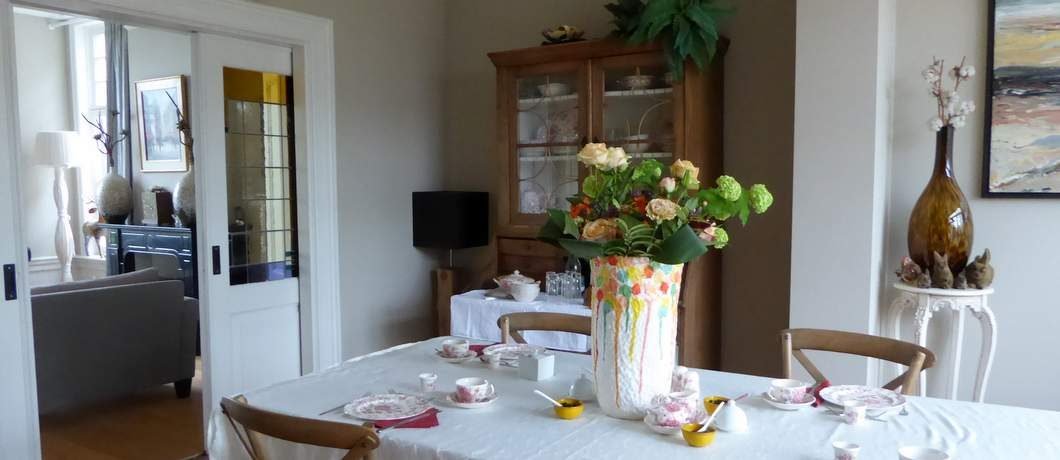 Ontbijten in de gemeenschappelijke tuinkamer van Pastorie Marie op Texel