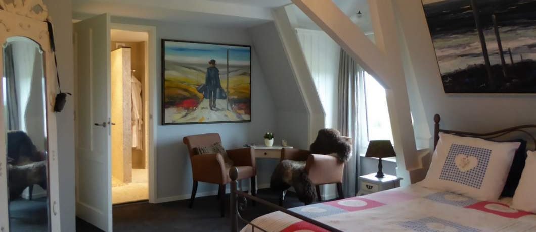 De Waddenkamer van Pastorie Marie met uitzicht op de Waddenzee