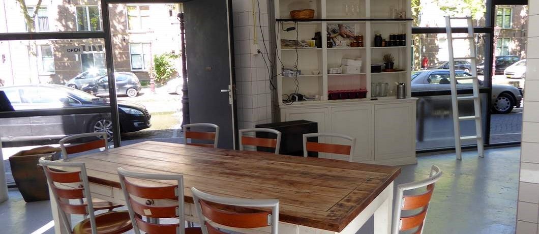 De hele dag door kun je aanschuiven voor lunch en diner bij Salvatorica