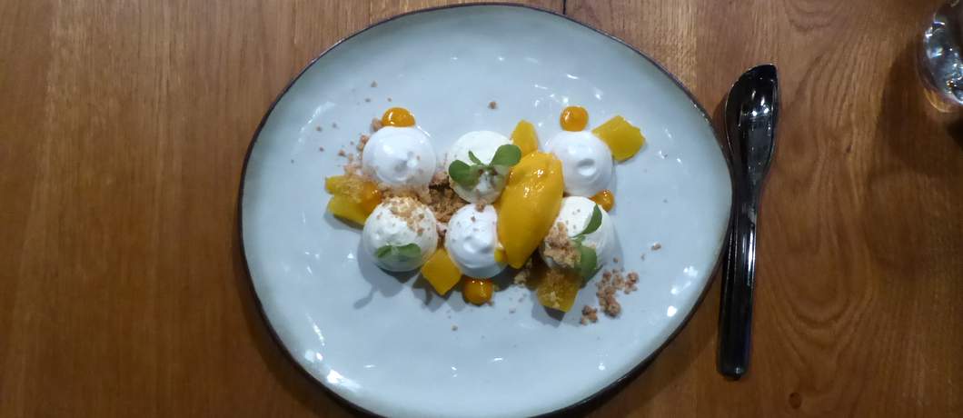 Vernuftig toetje van uit elkaar getrokken mango cheesecake