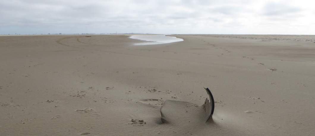 Het lege brede stille strand De Hors op Texel