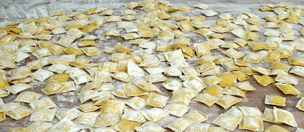 Een tafel vol ravioli bij Salvatorica in Amsterdam