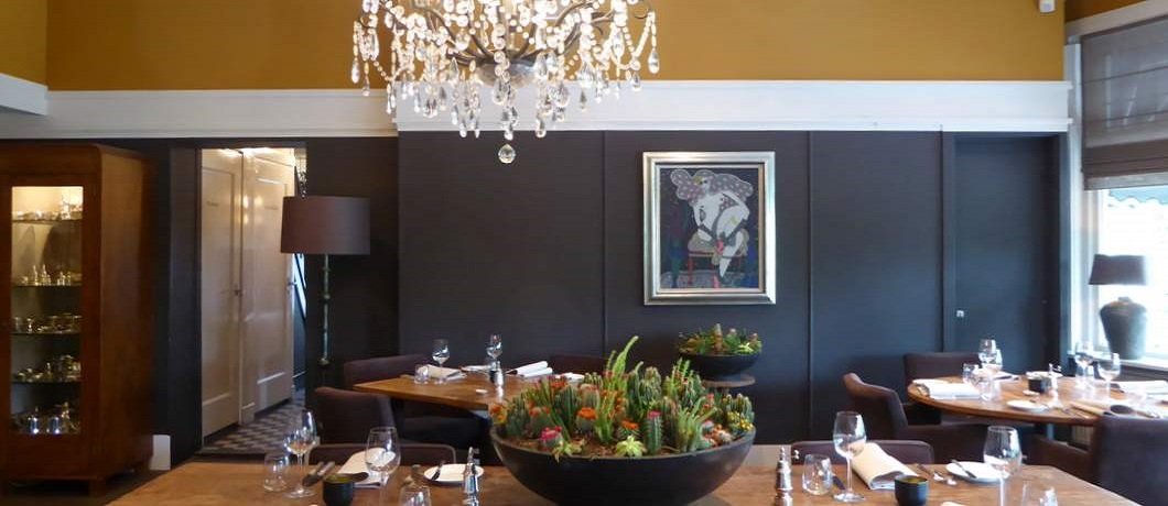 Cacteeën, zilver en kroonluchters bij restaurant JanZen