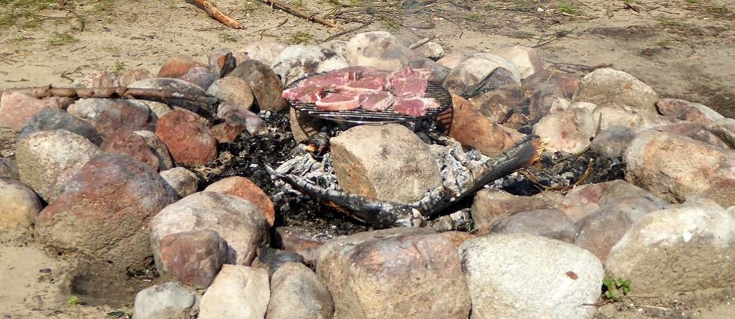 Houten sprokkelen en dan barbecueën buiten bij vakantiehuis De Witte Raaf