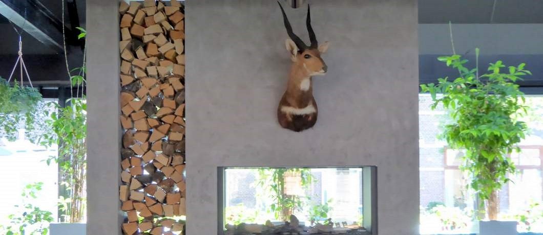 Moderne versie van hert boven de open haard bij restaurant Bistronoom