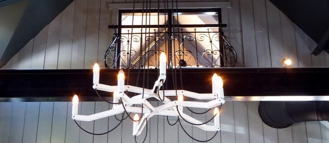 Stoere kroonluchter bij restaurant Bistronoom in Woerden