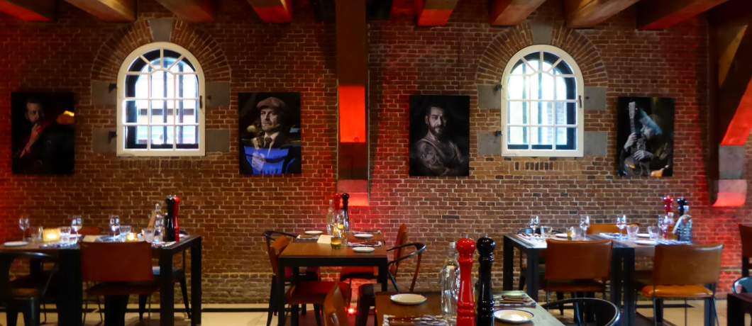 Portretten aan de muur bij Van Rossum in Woerden