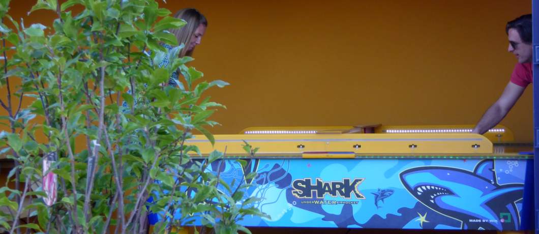 Air Hockey spelen in de speelhal of in een container op het terras