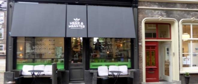 Cafe Heer en Meester met uitzicht op de Grote Kerk