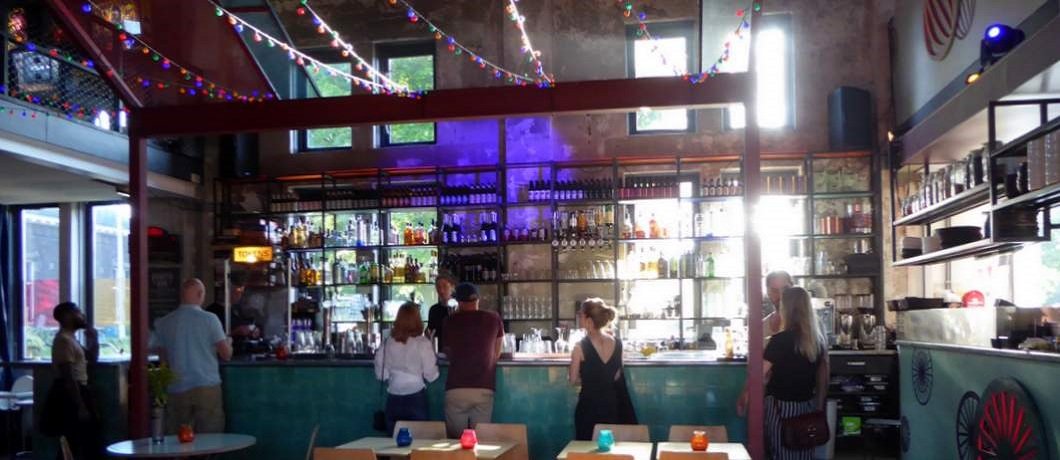 Eten en drinken bij de TonTon Club West op het Westergasterrein