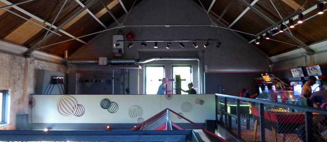 Retro speelhal op de entresol van de TonTon Club West