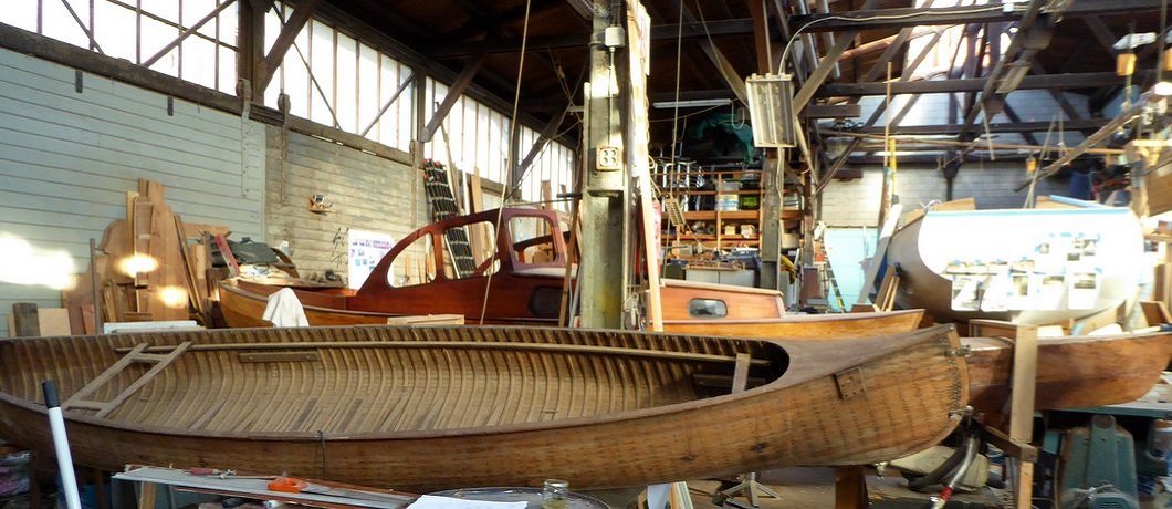 Binnen in de 100 jaar oude botenloods op KNSM-eiland tijdens de geluidswandeling van Soundtrackcity