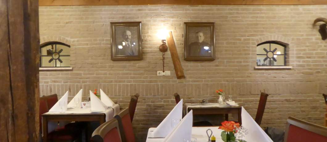 Portretten van de grondleggers bij restaurant Van Hal