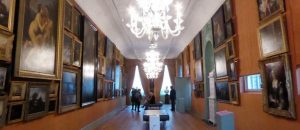 Van onder tot boven schilderijen in Galerij Prins Willem V in Den Haag