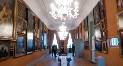 Van onder tot boven schilderijen in Galerij Prins Willem V in Den Haag