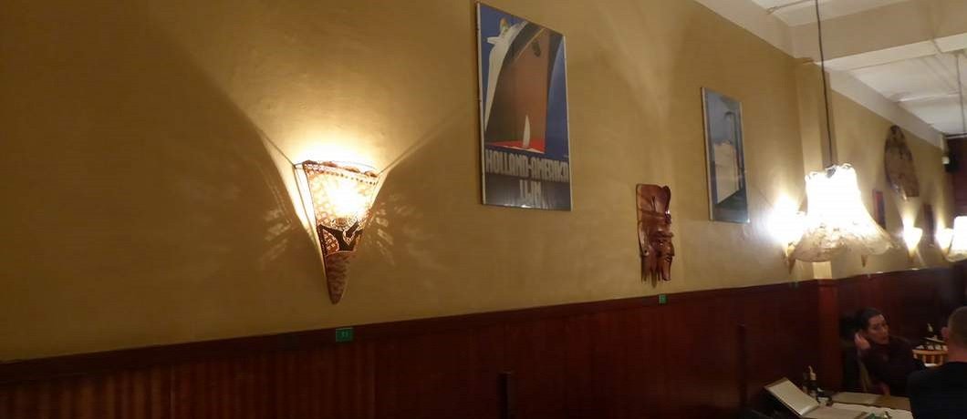 De al bijna 60 jaar oude inrichting van Indisch restaurant Soeboer in Den Haag.