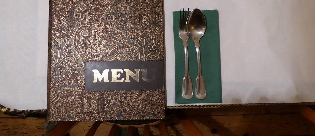 Authentieke Indische gerechten op de menukaart van restaurant Soeboer.